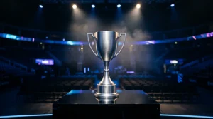 Silberner Turnierpokal auf einem schwarzen Präsentationspodium vor einer beleuchteten eSports-Bühne